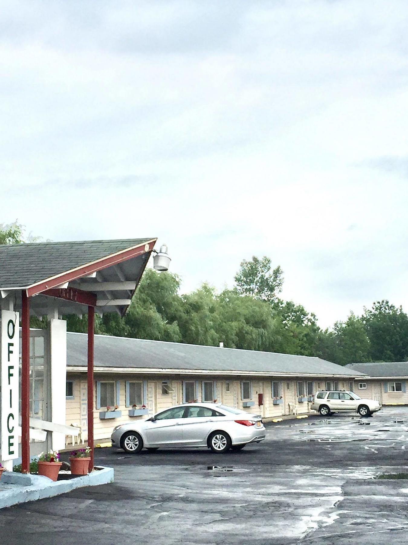 Travel Inn Westmoreland Екстер'єр фото